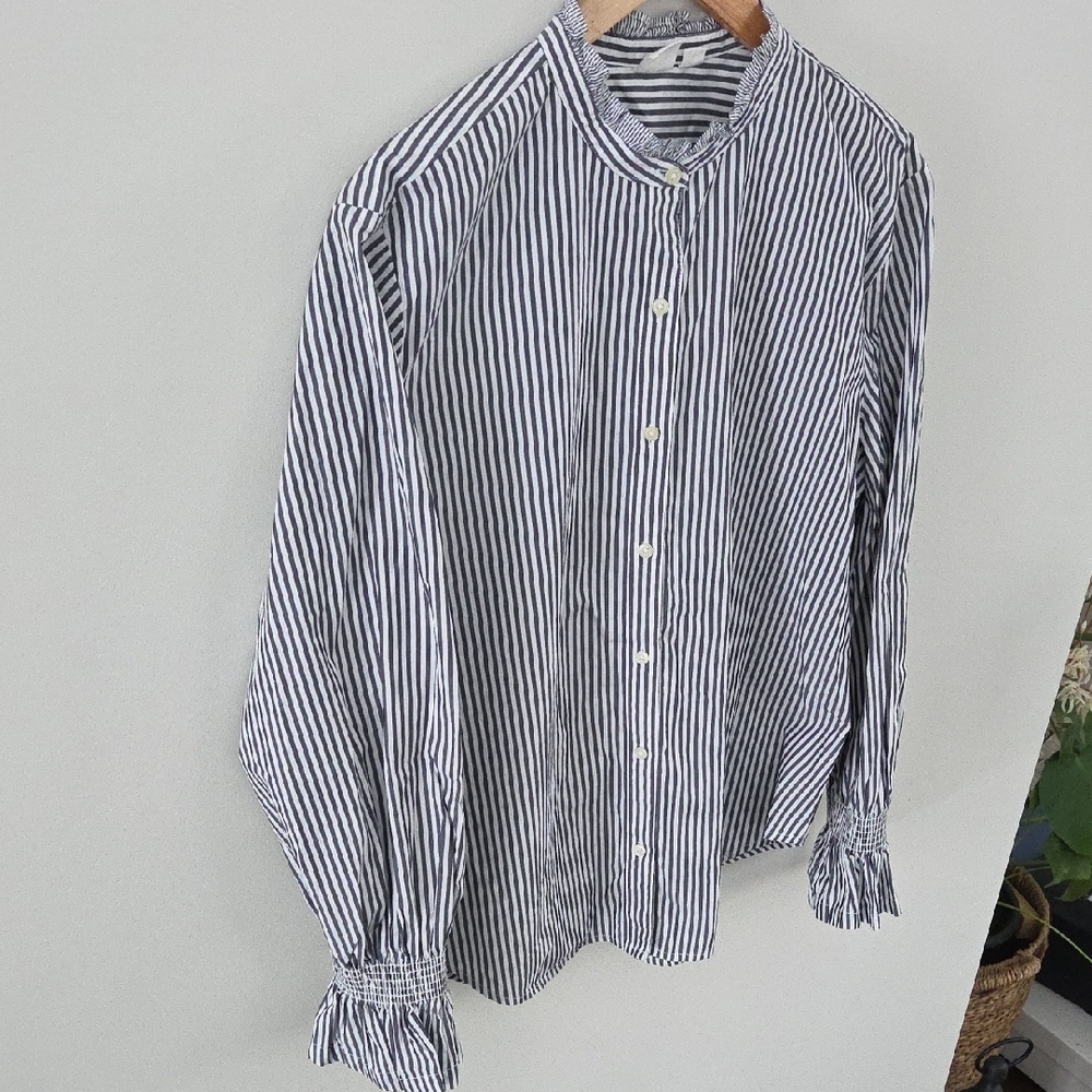 NWOT GAP Navy and White Striped Button Down Shirt - Picture 4 of 7